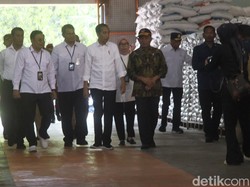 Kunjungi Gudang Bulog Sokaraja, Jokowi Bagikan Paket Sembako ke Warga