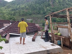 Kena Puting Beliung, Warung di Selopamioro Bantul Ambruk