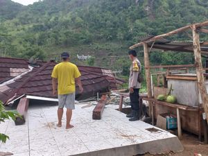 Kena Puting Beliung, Warung di Selopamioro Bantul Ambruk Kena Puting Beliung, Warung di Selopamioro Bantul Ambruk