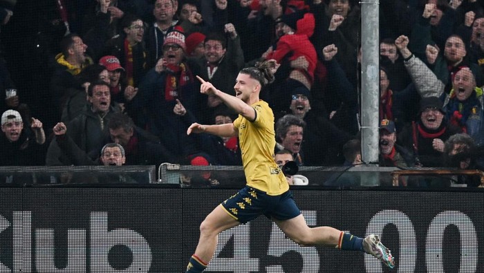 Soccer Football - Serie A - Genoa v Inter Milan - Stadio Comunale Luigi Ferraris, Genoa, Italy - December 29, 2023 Genoas Radu Dragusin celebrates scoring their first goal REUTERS/Daniele Mascolo