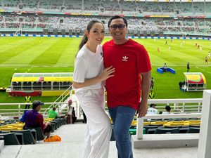 Reisa Broto Asmoro Ungkap Hal Lucu di Balik Suaminya yang Ketularan BTS Reisa Broto Asmoro Ungkap Hal Lucu di Balik Suaminya yang Ketularan BTS