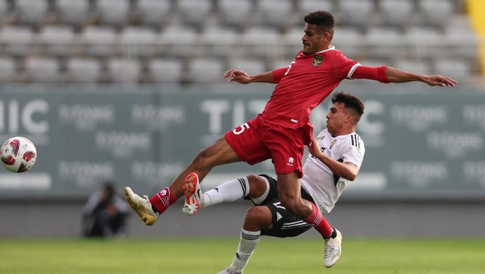 Ricky Kambuaya saat membela Timnas Indonesia melawan Libya.