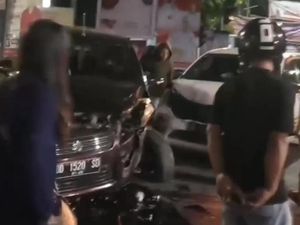 2 Mobil Tabrakan di Perempatan Sungai Saddang Makassar, 2 Orang Luka 2 Mobil Tabrakan di Perempatan Sungai Saddang Makassar, 2 Orang Luka