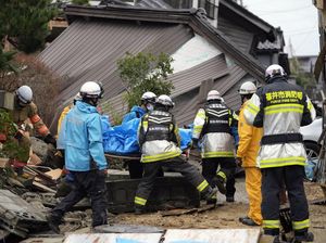 Tim Penyelamat Terus Cari Korban Gempa Jepang Tim Penyelamat Terus Cari Korban Gempa Jepang