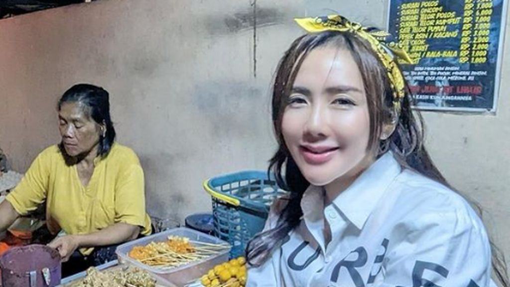 Gaya Ucie Sucita Ngeteh Mewah hingga Nikmati Jajanan Kaki Lima Gaya Ucie Sucita Ngeteh Mewah hingga Nikmati Jajanan Kaki Lima