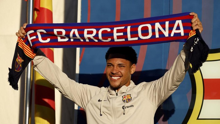 Soccer Football - Vitor Roque arrives at FC Barcelona - Barcelona, Spain - December 27, 2023 FC Barcelonas Vitor Roque holds up a scarf during the unveiling REUTERS/Albert Gea