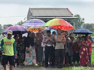 Warga Rela Kehujanan demi Nonton Rekonstruksi Pembunuhan Sadis di Gresik Warga Rela Kehujanan demi Nonton Rekonstruksi Pembunuhan Sadis di Gresik