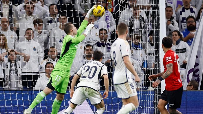 MADRID, SPAIN - JANUARY 03: Andriy Lunin, player of Real Madrid, in action during the LaLiga EA Sports match between Real Madrid CF and RCD Mallorca at Estadio Santiago Bernabeu on January 03, 2024 in Madrid, Spain. (Photo by Maria Jimenez - Real Madrid/Real Madrid via Getty Images)