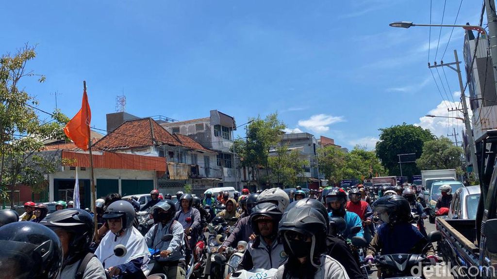 Suasana Demo Buruh di Surabaya Membuat Arus Lalin Macet Suasana Demo Buruh di Surabaya Membuat Arus Lalin Macet