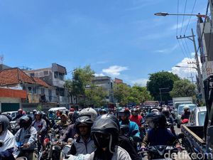 Suasana Demo Buruh di Surabaya Membuat Arus Lalin Macet Suasana Demo Buruh di Surabaya Membuat Arus Lalin Macet