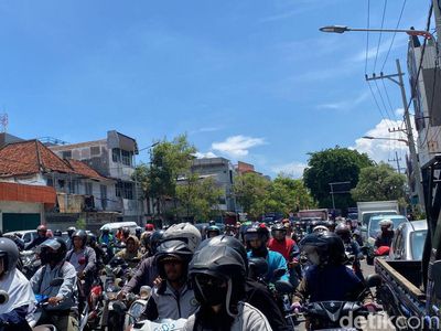 Suasana Demo Buruh di Surabaya Membuat Arus Lalin Macet