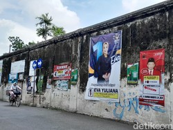 Miris, Perang Atribut Bikin Tembok Keraton Solo Bak Papan Iklan Caleg