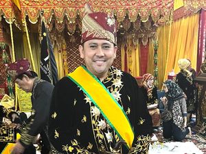 Anggota DPD RI M Syukur Dapat Gelar Adat Depati Satrio Budayo Negeri Anggota DPD RI M Syukur Dapat Gelar Adat Depati Satrio Budayo Negeri