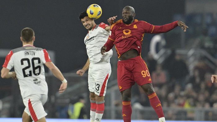 Cremoneses Alessandro Tuia, center, and Romas Romelu Lukaku, right, in action during the Italian Cup round of 16 soccer match between US Cremonese and AS Roma at the Stadio Olimpico in Rome, Italy, Wednesday, Jan. 3, 2024. (Alfredo Falcone/LaPresse via AP)