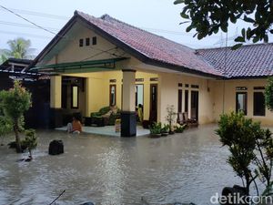 Banjir Landa Cianjur, Ratusan Rumah Terendam-Warga Ngungsi Banjir Landa Cianjur, Ratusan Rumah Terendam-Warga Ngungsi