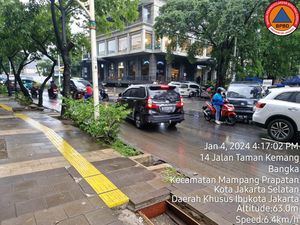 Banjir di Jalan Kemang Raya Jaksel Surut, Lalin Kembali Normal Banjir di Jalan Kemang Raya Jaksel Surut, Lalin Kembali Normal