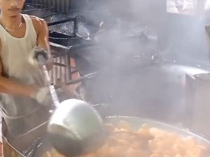 Beraksi Goreng Kerupuk di Video, Penjual Kerupuk Ini Dipuji Tampan Beraksi Goreng Kerupuk di Video, Penjual Kerupuk Ini Dipuji Tampan