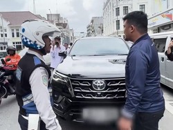 Bobby Ngamuk gegara Mobil Parkir di Trotoar, Semprot Petugas Dishub-Jukir