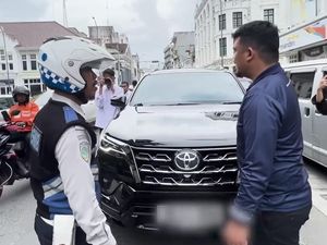 Mobil Parkir Liar di Trotoar Medan, Bobby Semprot Dishub dan Juru Parkir Mobil Parkir Liar di Trotoar Medan, Bobby Semprot Dishub dan Juru Parkir