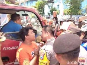 Panas! Buruh Sempat Bersitegang dengan Kasat Lantas Polrestabes Surabaya Panas! Buruh Sempat Bersitegang dengan Kasat Lantas Polrestabes Surabaya