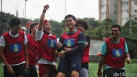 Silaturahmi dengan olahraga ini membuat Kaesang terlihat semringah.