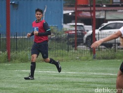 Ketua Umum PSI Kaesang Pangarep saat bermain mini soccer di kawasan Kuningan, Jakarta Selatan, Kamis (4/1/2023).
