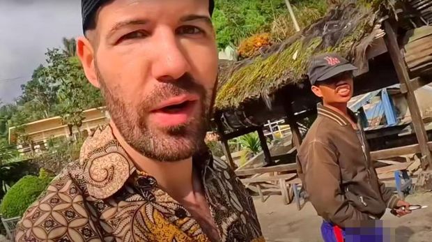 Carlos dan pria aneh