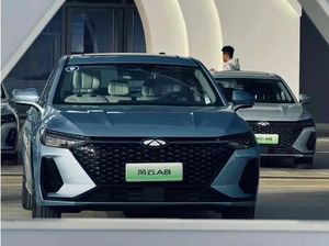 Tampang Sedan Hybrid Chery yang Harganya Cuma Rp 260 Juta Tampang Sedan Hybrid Chery yang Harganya Cuma Rp 260 Juta