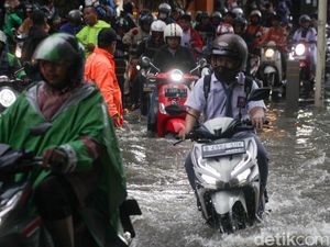 Malam Ini, 21 RT dan 8 Ruas Jalan di Jakarta Masih Banjir Malam Ini, 21 RT dan 8 Ruas Jalan di Jakarta Masih Banjir