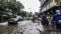 Potret Jalan Kemang Raya Jakarta Selatan yang Tergenang