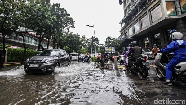 Potret Jalan Kemang Raya Jakarta Selatan yang Tergenang