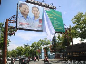 Langgar Aturan, Baliho Jumbo Ganjar-Mahfud dan Prabowo-Gibran di Blora Dicopot