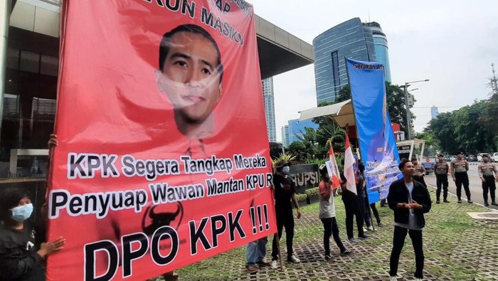 Dua buah baliho besar mejeng di depan gedung KPK. Gerakan Anti Korupsi Mendukung langkah ketua baru untuk menangkap DPO Harun Masiku.