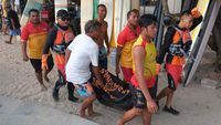 Lihat Lagi Momen Evakuasi Jenazah WNA Terseret Arus di Pantai Kuta