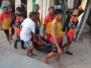 Lihat Lagi Momen Evakuasi Jenazah WNA Terseret Arus di Pantai Kuta