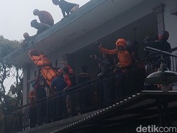 Lansia di Bogor Tewas Saat Perbaiki Atap Rumah, Evakuasi Berjalan Dramatis