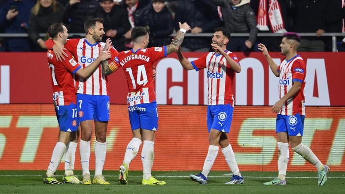Gironas Spanish midfielder #23 Ivan Martin (2R) celebrates with teammates scoring his teams fourth goal during the Spanish league football match between Girona FC and Club Atletico de Madrid  at the Montilivi stadium in Girona on January 3, 2024. (Photo by Pau BARRENA / AFP)