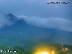 Merapi Muntahkan Awan Panas, Jarak Luncur 1,8 Km Arah Kali Bebeng Merapi Muntahkan Awan Panas, Jarak Luncur 1,8 Km Arah Kali Bebeng