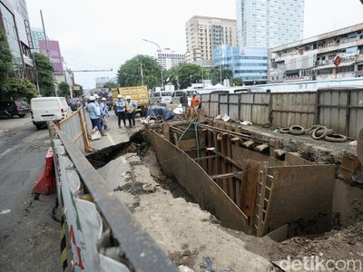 Hati-hati! Ada Jalan Amblas di Proyek Galian Gajah Mada