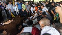 Hujan Iringi Pemakaman Rizal Ramli di TPU Jeruk Purut