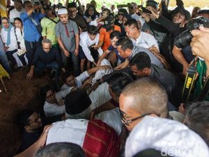 Hujan Iringi Pemakaman Rizal Ramli di TPU Jeruk Purut Hujan Iringi Pemakaman Rizal Ramli di TPU Jeruk Purut