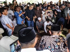 Peristirahatan Terakhir Rizal Ramli Seliang Lahad Bersama Istri Peristirahatan Terakhir Rizal Ramli Seliang Lahad Bersama Istri
