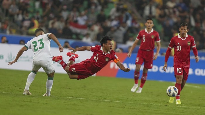 Indonesias defender Asnawi Mangkualam, center, battles for the ball with Iraqs Merchas Ghazi Salih, left, during the 2026 FIFA World Cup AFC qualifiers football match between Iraq and Indonesia at the Basra International Stadium, in Basra, Iraq, Thursday, Nov.16, 2023. (AP Photo/Nabil al-Jourani)