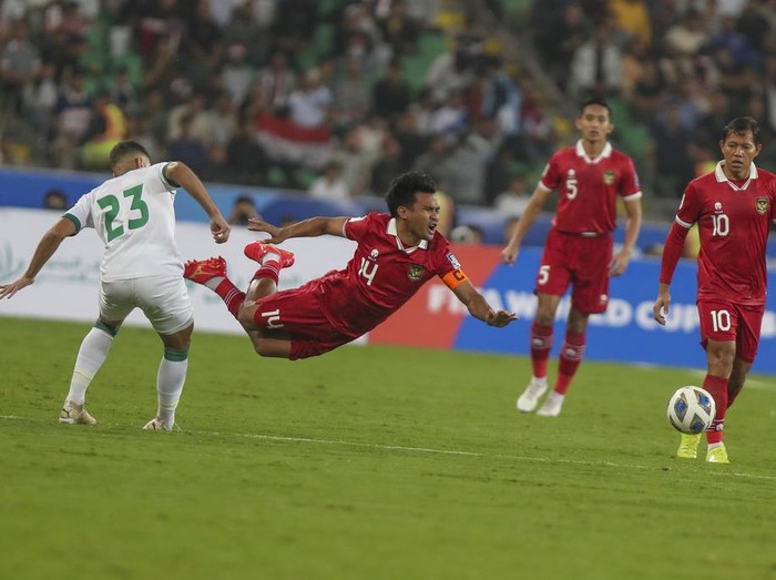 Indonesia's defender Asnawi Mangkualam, center, battles for the ball with Iraq's Merchas Ghazi Salih, left, during the 2026 FIFA World Cup AFC qualifiers football match between Iraq and Indonesia at the Basra International Stadium, in Basra, Iraq, Thursday, Nov.16, 2023. (AP Photo/Nabil al-Jourani)