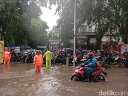Jalan Kemang Raya Jaksel Banjir, Lalin Tersendat