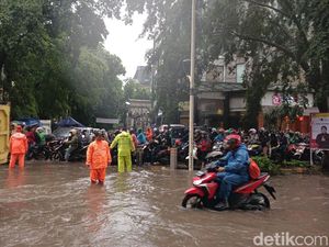 Jalan Kemang Raya Jaksel Banjir, Lalin Tersendat Jalan Kemang Raya Jaksel Banjir, Lalin Tersendat