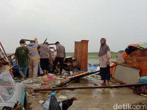 Potret Ganasnya Puting Beliung Hancurkan Rumah di Indramayu Potret Ganasnya Puting Beliung Hancurkan Rumah di Indramayu