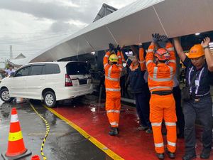 Hujan Lebat, Kanopi Stasiun Tugu Jogja Ambruk Timpa 5 Mobil Hujan Lebat, Kanopi Stasiun Tugu Jogja Ambruk Timpa 5 Mobil