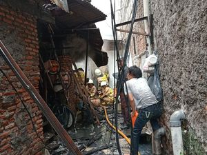 Kebakaran di Jelambar Jakbar Hanguskan 15 Rumah, 1 Orang Luka