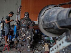 Keren! Bengkel Ini Sulap Limbah Onderdil Jadi Robot Karakter buat Diekspor